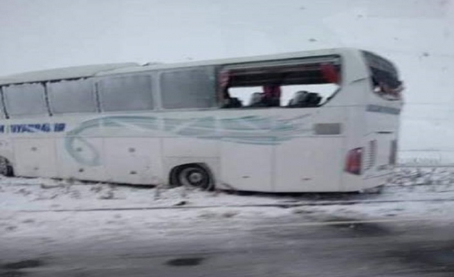 Diyarbakır firmasına ait yolcu otobüsü buzlanmadan dolayı kaza yaptı.