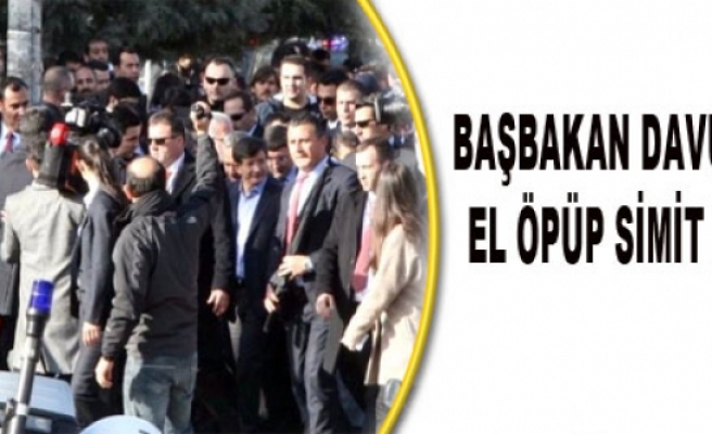 Başbakan Davutoğlu, El Öpüp Simit Dağıttı