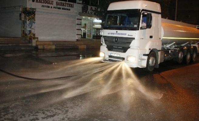 Diyarbakır Caddeleri Köpüklü Su İle Yıkanıyor 