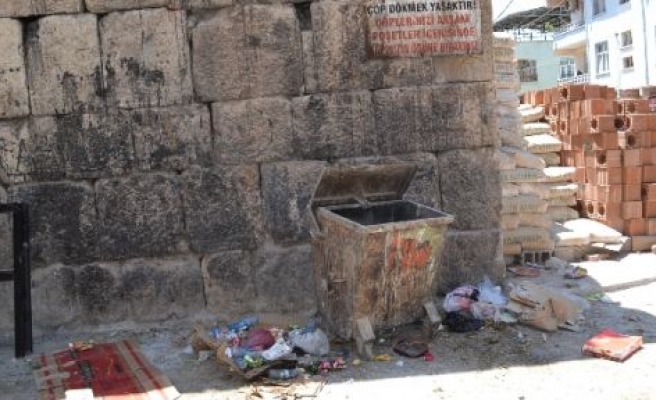 Silvan'da Toplanmayan Çöpler Esnafın Tepkisini Çekti 