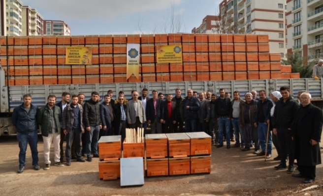 Büyükşehir'den bal üreticilerine ücretsiz kovanlar dağıtıldı