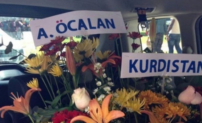 Abdullah Öcalan'dan Nelson Mandela'nın cenazesine 'Kürdistan' yazılı çiçek
