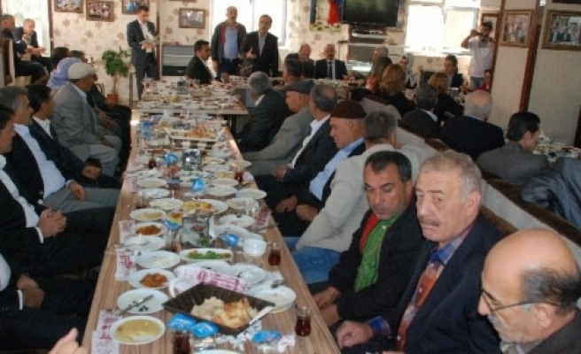 Ak Parti Diyarbakır Teşkilatı Muhtarlarla Bir Araya Geldi 