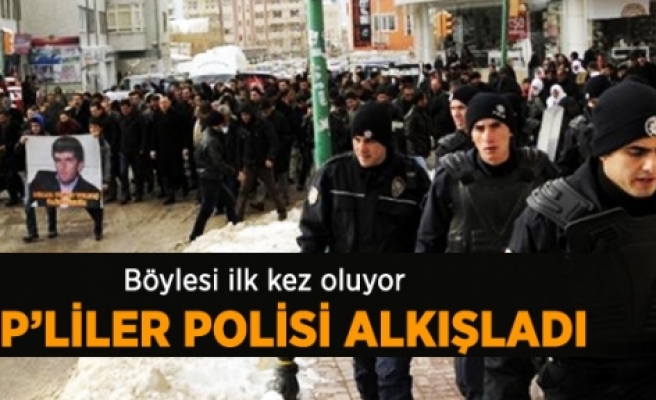 BDP'liler Yürümelerine İzin Veren Polise Alkışladı