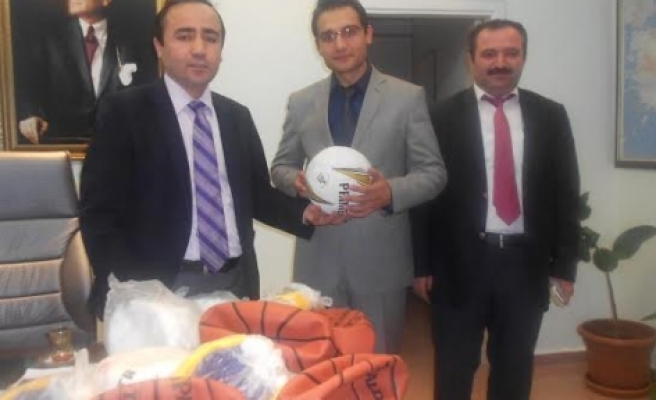 Çınar Kaymakamı İsmail Şanlı Okullara Spor Malzemesi Dağıttı