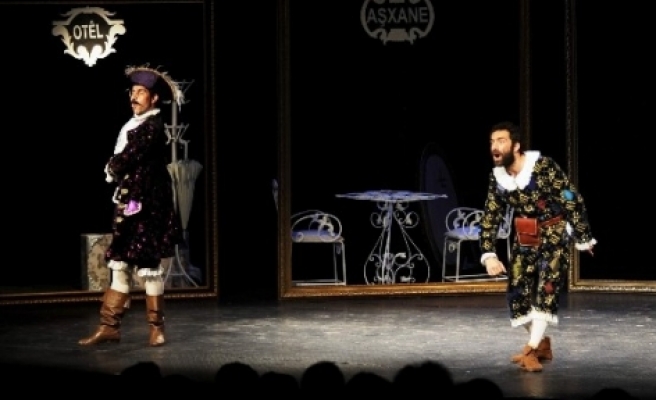 Diyarbakır Şehir Tiyatrosu Kürtçe Oyunla İzmir’e Gidiyor 