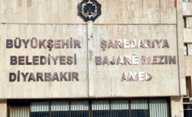 Diyarbakır'da Belediye Tabelası Kürtçe ve Türkçe Olarak Yenilendi