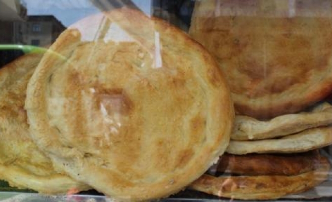Diyarbakır'da Bir Fırın Somun Ekmeğinin Yanında Tandır Ekmeği De Çıkarıyor 
