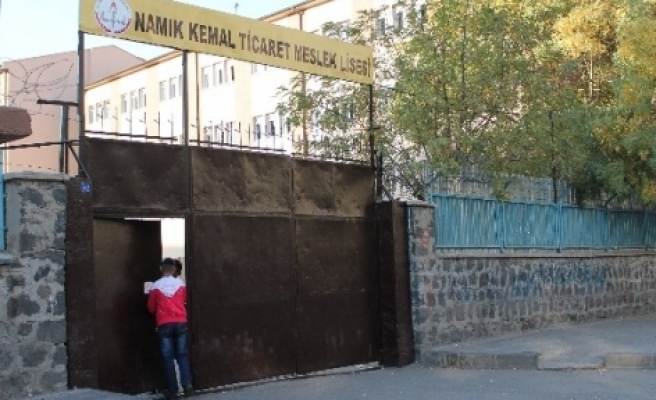 Diyarbakır’da Bir Öğrenci Silahlı Saldırıya Uğradı 