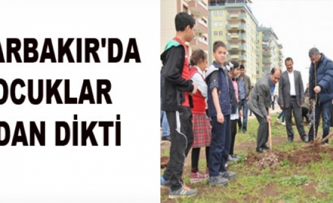 Diyarbakır'da çocuklar fidan dikti