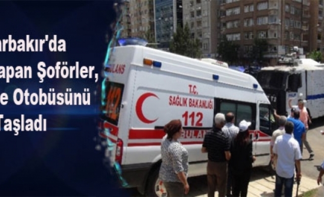 Diyarbakır'da Eylem Yapan Şoförler, Belediye Otobüsünü Taşladı