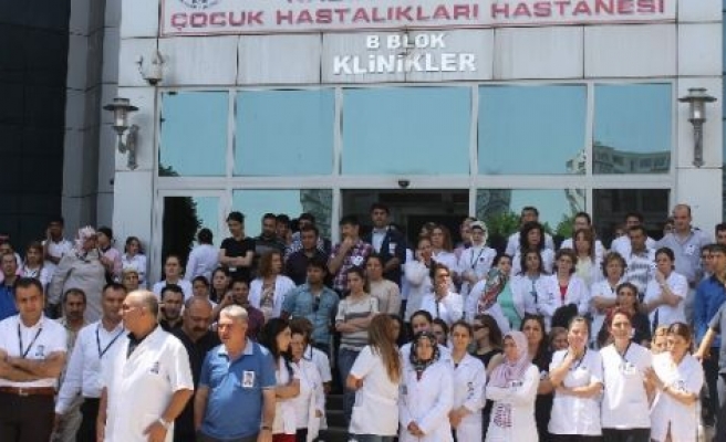 Diyarbakır’da Hastane Çalışanları Yol Kapattı 