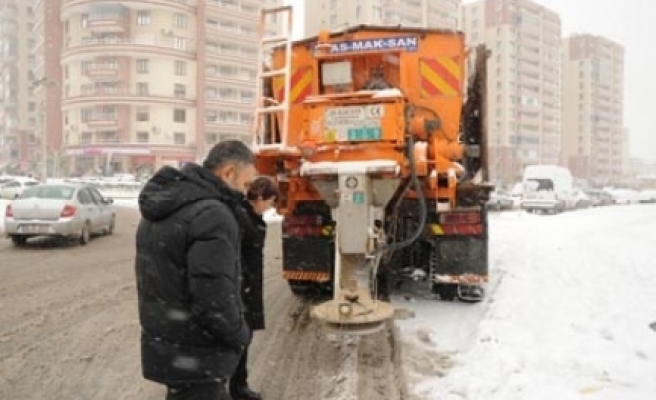 Diyarbakır'da Karla Mücadele Çalışması Aralıksız Yürütülüyor