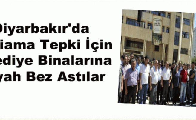Diyarbakır'da Katliama Tepki İçin Belediye Binalarına Siyah Bez Astılar