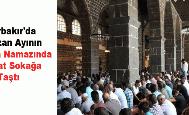 Diyarbakır'da Ramazan Ayının İlk Cuma Namazında Cemaat Sokağa Taştı