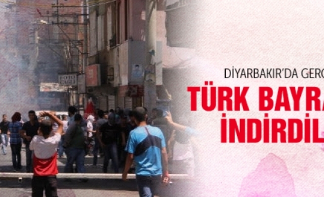 Diyarbakır'da Türk bayrağını indirdiler