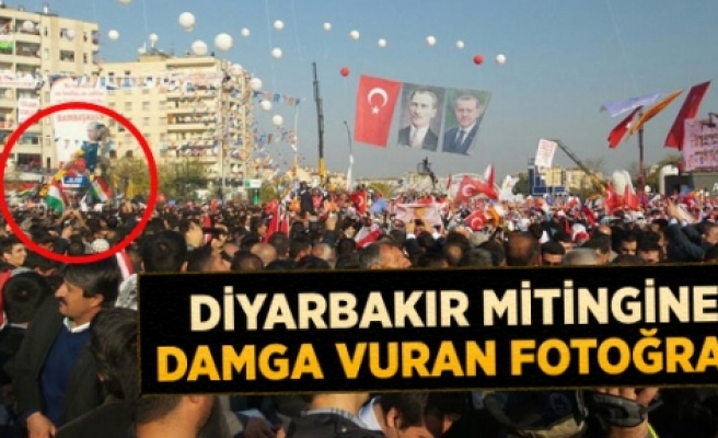 Diyarbakır'da Türk ve Kürdistan Bayrakları Birlikte Sallandı