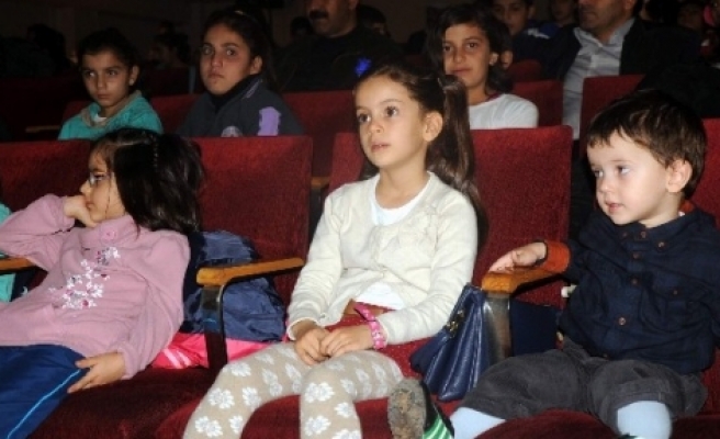 Diyarbakır’da Zazaca Tiyatro Oyunu Sergilendi 