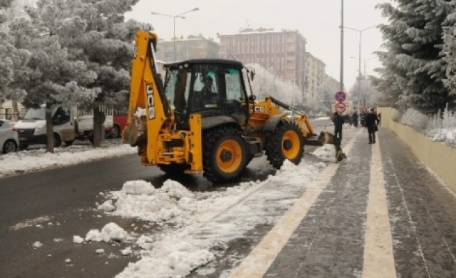 Diyarbakır'daki Kar Birikintileri Kamyonla Taşınıyor 