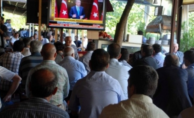 Diyarbakırlılar Başbakan'ın Konuşmasını Heyecanla Dinledi 