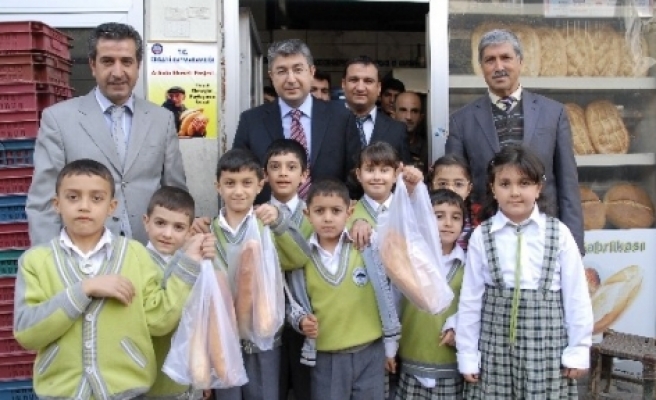 Ergani’de 'askıda Ekmek' Kampanyası 