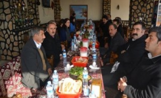 Ergani'de eş başkan adayları muhtarlarla buluştu