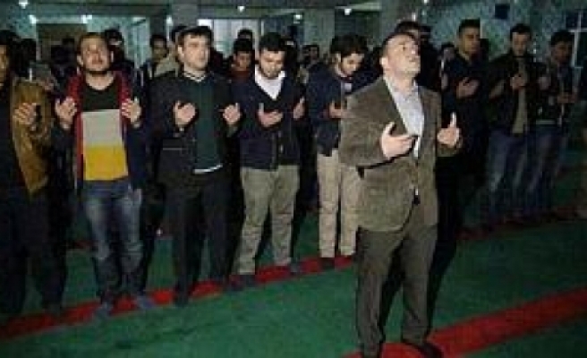 Gençler Başbakan Erdoğan İçin Dua Etti