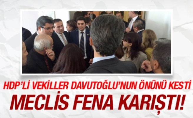 HDP'li vekiller Davutoğlu'nun önünü kesti Meclis karıştı!