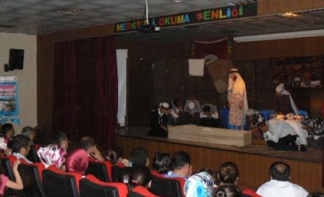 İlkokul Öğrencilerinden Tiyatro Gösterisi 