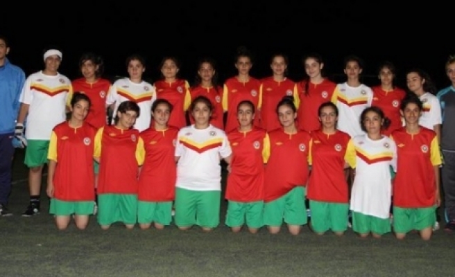 Kadın Futbol Takımı Başarı İçin Ter Dökecek 