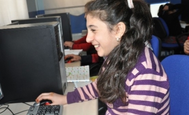 Lise Mezunu Kızlara Sertifikalı Bilgisayar Kursu 