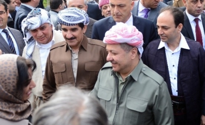 Osman Baydemir, Barzani'yi Yöresel Kürt Kıyafetiyle Karşıladı 