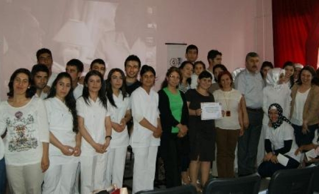 Özel Universal Diyarbakır Hastanesi’nden Hemşire Adaylarına Kitap Yardımı 