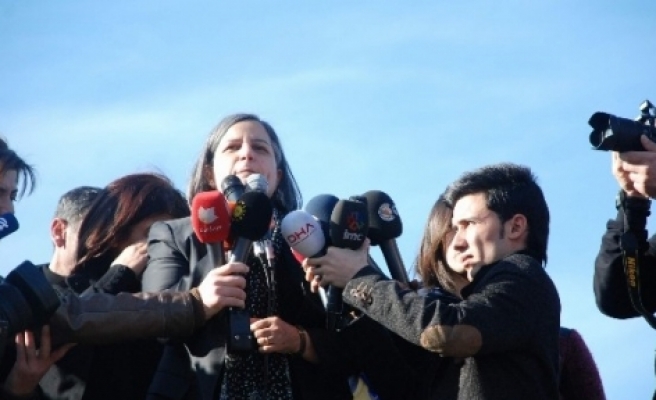 Paris’te Öldürülen 3 Pkk’lı Kadın Diyarbakır’da Anıldı 