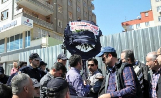 Polis CHP'nin Diyarbakır Adliyesi'ne Çelenk Bırakmasına İzin Vermedi