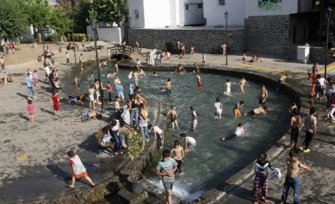 Sıcaktan Etkilenen Vatandaşlar Süs Havuzuna Koştu 