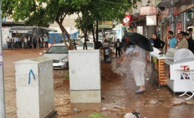 Silvan'da Sağanak Yağış Sele Neden Oldu 