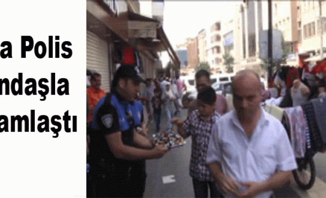 Sur'da Polis Vatandaşla Bayramlaştı