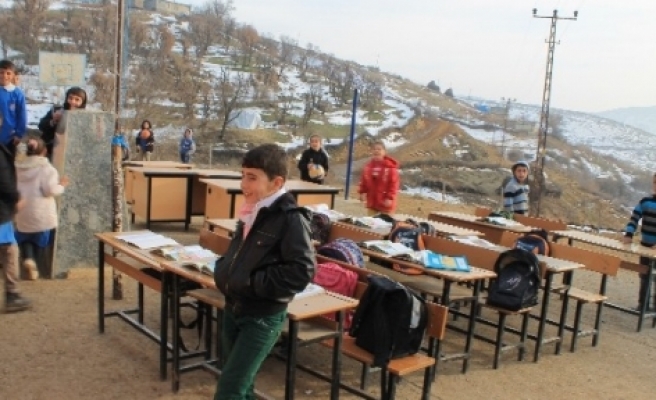 Tavanı Su Damlatan Okulun Öğrencileri Karda Ders Yaptı 