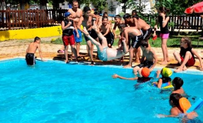 Çocuklar, Diyarbakır Büyükşehir Belediye Başkanı Baydemir'i Havuza Attı 