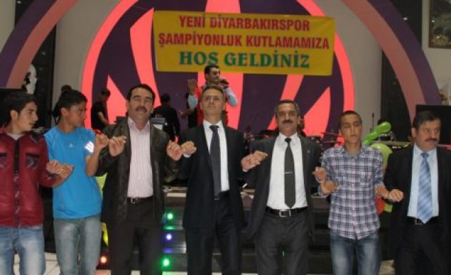 Yeni Diyarbakırspor Şampiyonluğunu Halaylarla Kutladı