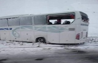 Diyarbakır firmasına ait yolcu otobüsü buzlanmadan...